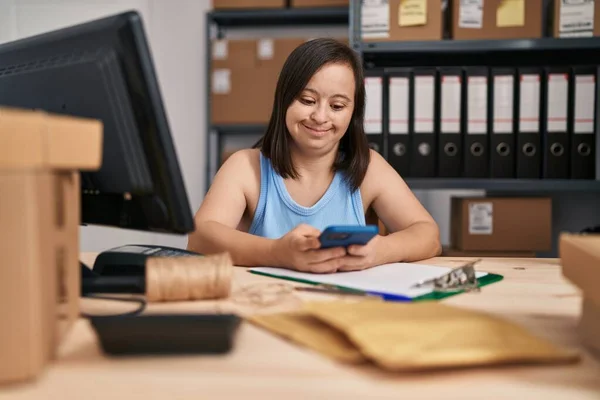 Sendromlu Kadın Adamı Ofisteki Akıllı Telefonu Kullanıyor — Stok fotoğraf