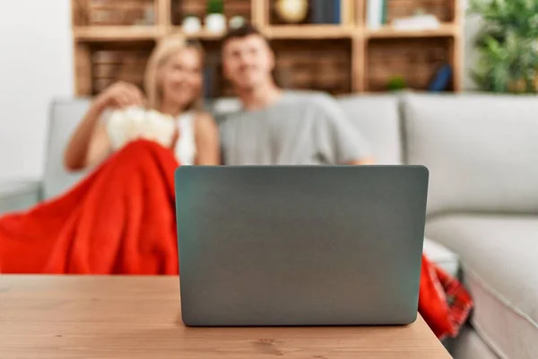 Jovem Casal Caucasiano Sorrindo Feliz Assistindo Filme Comendo Pipocas Casa — Fotografia de Stock