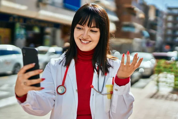 Mladá Brunetka Žena Nosí Lékařskou Uniformu Dělá Videokall Smartphonem Městě — Stock fotografie