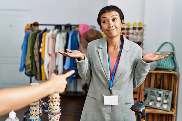 Jeune Femme Hispanique Commerçante Souriante Confiante Travaillant Magasin Vêtements — Photo