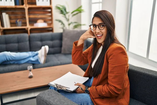 Jonge Spaanse Vrouw Die Werkt Als Psycholoog Die Glimlacht Met — Stockfoto