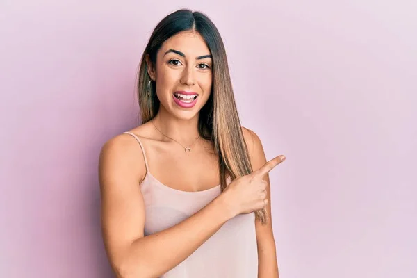 Young Hispanic Woman Wearing Casual Sleeveless Shirt Smiling Cheerful Pointing — Stock Photo, Image
