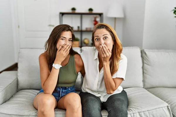 Moeder Dochter Samen Zittend Bank Thuis Lachend Beschaamd Giechelend Mond — Stockfoto