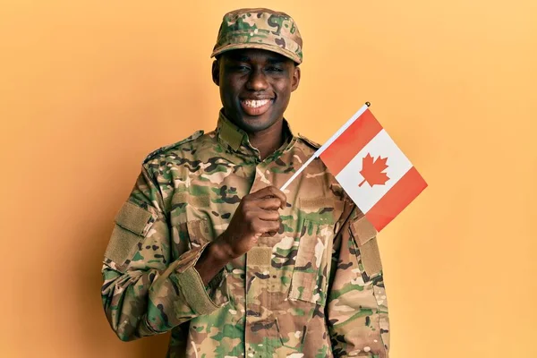 Fiatal Afro Amerikai Férfi Katonai Egyenruhát Visel Kanadai Zászlót Tartva — Stock Fotó