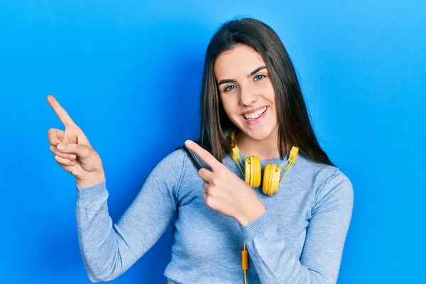 Νεαρή Καστανή Έφηβη Που Φοράει Ακουστικά Στο Λαιμό Χαμογελώντας Και — Φωτογραφία Αρχείου