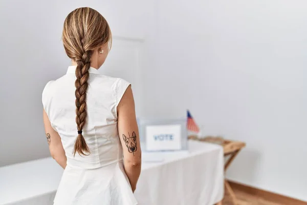 Mladá Běloška Zadním Pohledu Čeká Hlasování Volební Škole — Stock fotografie