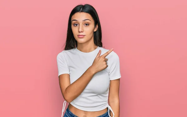 Jong Hispanic Meisje Dragen Casual Wit Shirt Wijzend Met Hand — Stockfoto