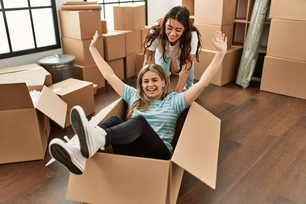 Genç Çift Yeni Evinde Karton Kutuyla Oynayarak Mutlu Bir Şekilde — Stok fotoğraf