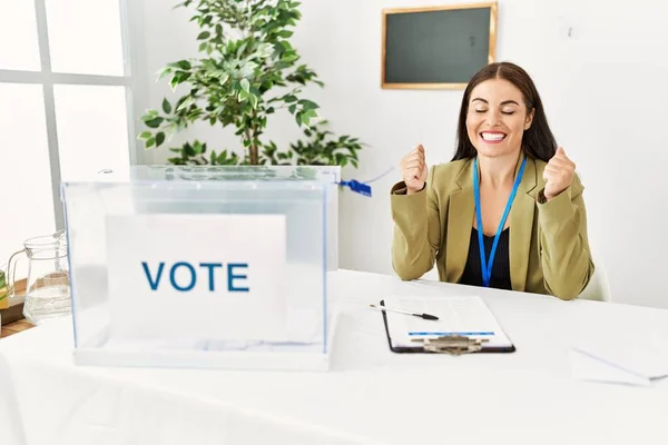 Jovem Morena Sentada Mesa Das Eleições Com Voto Animado Para — Fotografia de Stock