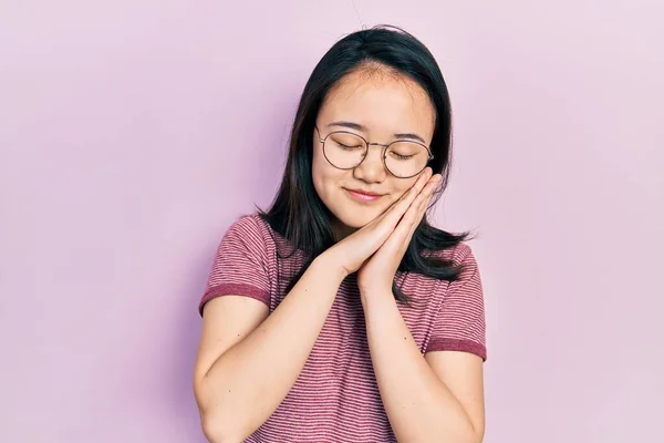 Mladý Číňan Dívka Sobě Ležérní Oblečení Brýle Spí Unavený Snění — Stock fotografie
