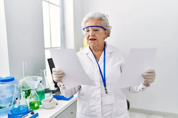 Ältere Grauhaarige Frau Wissenschaftleruniform Liest Dokument Labor — Stockfoto