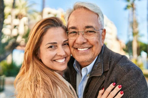 Mann Und Frau Mittleren Alters Umarmen Sich Auf Der Straße — Stockfoto