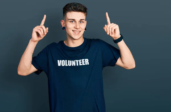 Jovem Caucasiano Com Orelhas Dilatação Vestindo Voluntário Shirt Sorrindo Espantado — Fotografia de Stock