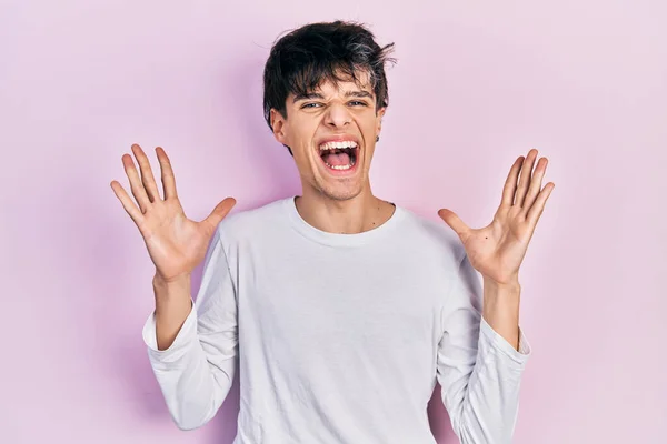 Schöner Junger Hipster Lässigem Weißem Hemd Der Verrückt Und Erstaunt — Stockfoto