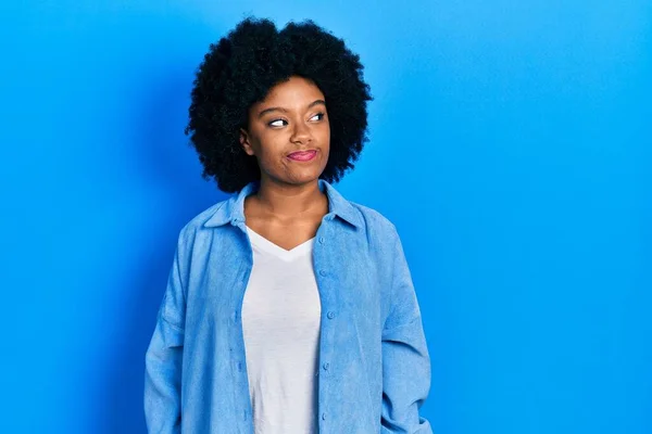 Jovem Afro Americana Vestindo Roupas Casuais Sorrindo Olhando Para Lado — Fotografia de Stock