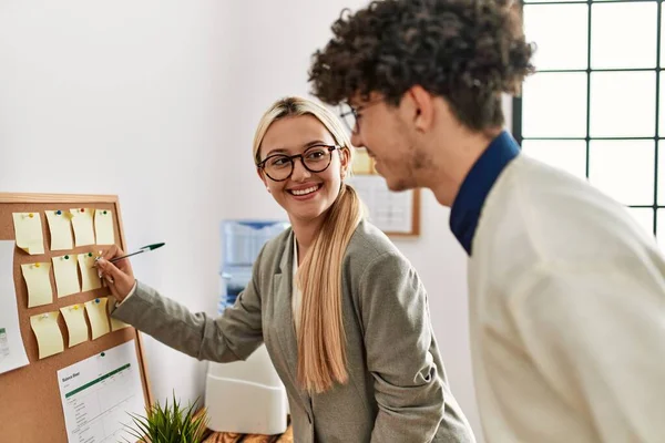 Due Dirigenti Azienda Che Lavorano Ufficio — Foto Stock