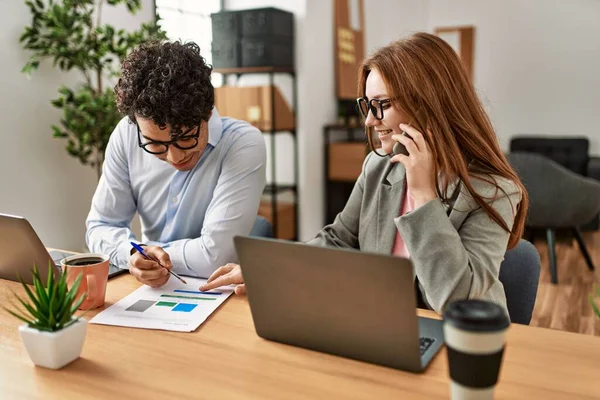 Dois Trabalhadores Negócios Sorrindo Feliz Trabalhando Falando Smartphone Escritório — Fotografia de Stock