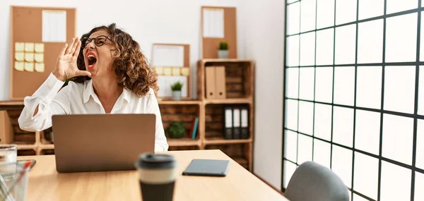 Middelbare Leeftijd Spaanse Vrouw Die Kantoor Werkt Met Een Bril — Stockfoto