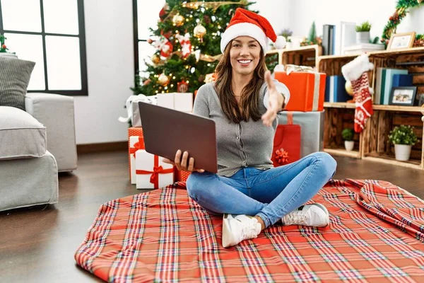 Jovem Mulher Latina Usando Laptop Sentado Árvore Natal Sorrindo Amigável — Fotografia de Stock