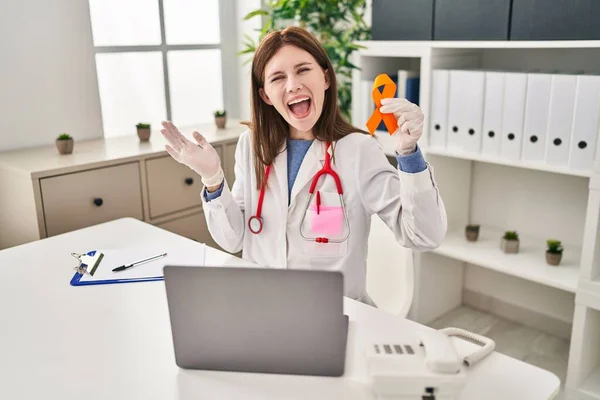 Jovem Médico Mulher Segurando Consciência Fita Laranja Celebrando Realização Com — Fotografia de Stock