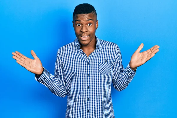 Joven Hombre Afroamericano Vistiendo Ropa Casual Celebrando Loco Sorprendido Por —  Fotos de Stock