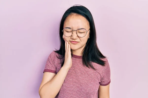 Menina Chinesa Jovem Vestindo Roupas Casuais Óculos Tocando Boca Com — Fotografia de Stock