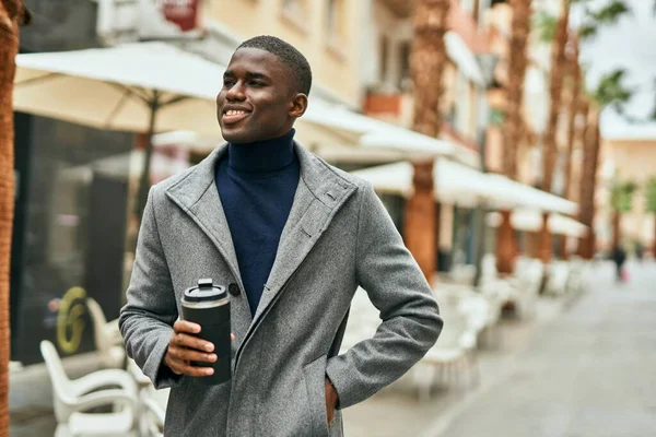 Jeune Homme Afro Américain Souriant Heureux Boire Café Ville — Photo