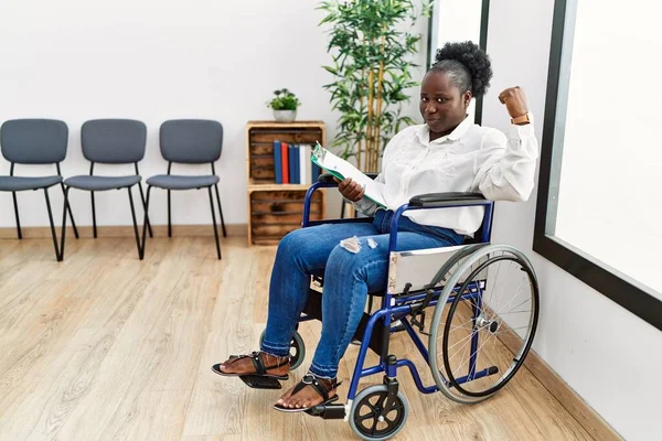 Mladá Černoška Sedí Invalidním Vozíku Čekárně Silná Osoba Ukazující Svaly — Stock fotografie