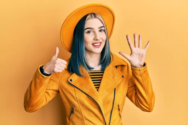 Rapariga Moderna Usando Chapéu Amarelo Jaqueta Couro Mostrando Apontando Para — Fotografia de Stock