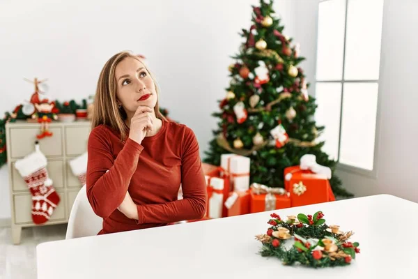 Caucasienne Jeune Femme Blonde Assise Sur Table Près Arbre Noël — Photo