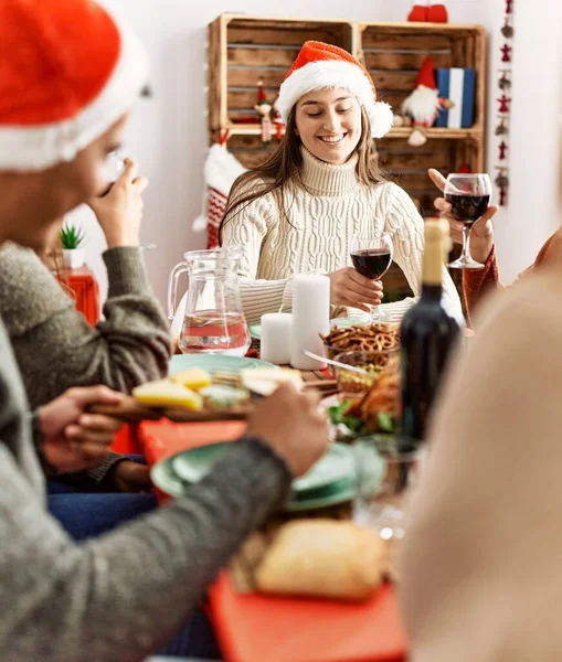 家でワインと一緒にクリスマスの乾杯を祝う幸せ笑顔の若者のグループ — ストック写真