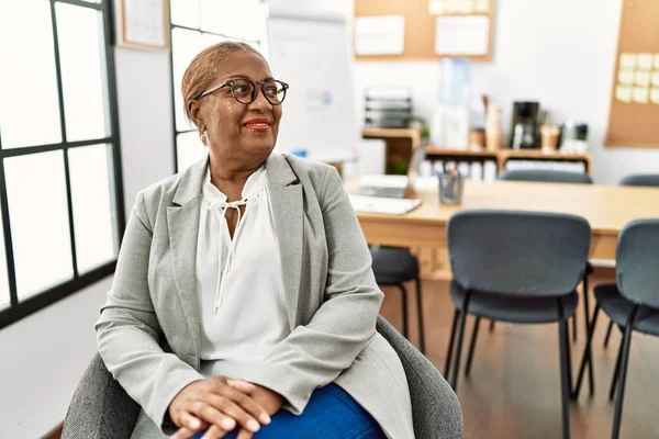 アフリカ系アメリカ人のシニア女性ビジネスワーカーがオフィスで笑顔で — ストック写真