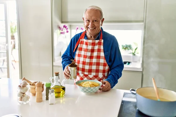 Senior Άνθρωπος Χαμογελά Αυτοπεποίθηση Ρίχνει Σάλτσα Ντομάτας Στα Μακαρόνια Στην — Φωτογραφία Αρχείου