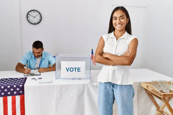 Joven Votante Americana Sonriendo Feliz Pie Con Los Brazos Cruzados —  Fotos de Stock