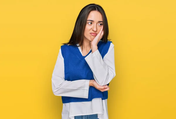 Mladý Hispánec Dívka Sobě Ležérní Oblečení Myšlení Vypadat Unaveně Znuděný — Stock fotografie