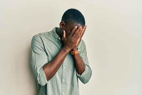 Jonge Afro Amerikaanse Man Draagt Casual Kleding Met Droevige Uitdrukking — Stockfoto