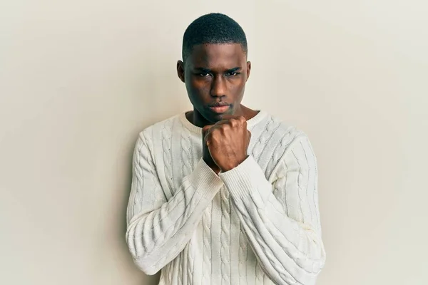 Junger Afrikanisch Amerikanischer Mann Lässiger Kleidung Bereit Mit Einer Geste — Stockfoto