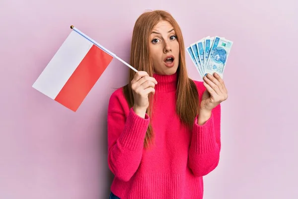 Jonge Ierse Vrouw Met Polen Vlag Zloty Bankbiljetten Shock Gezicht — Stockfoto