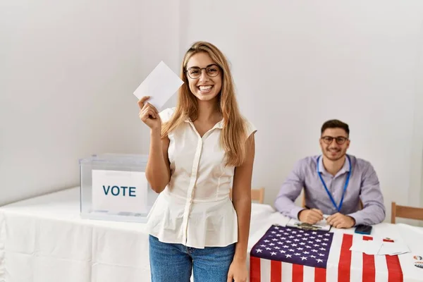 Jovem Eleitor Americano Mulher Sorrindo Feliz Segurando Voto Colégio Eleitoral — Fotografia de Stock