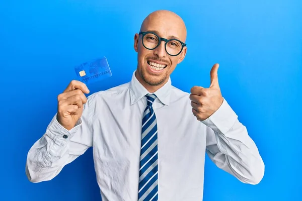 Łysy Mężczyzna Brodą Trzymając Kartę Kredytową Uśmiechnięty Szczęśliwy Pozytywny Kciuk — Zdjęcie stockowe