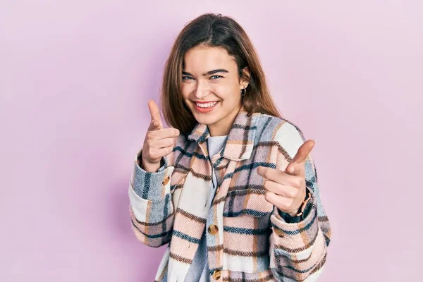 Ung Kaukasiska Flicka Bär Casual Kläder Pekar Finger Till Kamera — Stockfoto