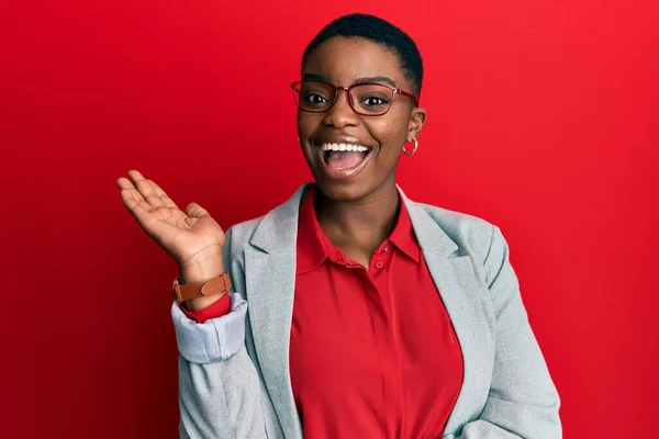 Fiatal Afro Amerikai Üzleti Kabát Szemüveg Mosolygós Vidám Bemutató Mutató — Stock Fotó