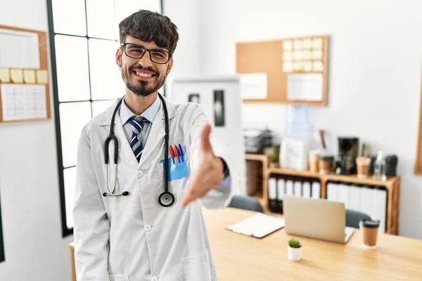 Hombre Hispano Con Barba Vistiendo Uniforme Médico Estetoscopio Oficina Sonriendo —  Fotos de Stock