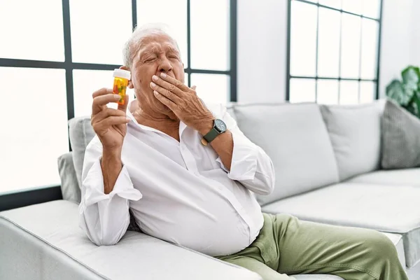 Uomo Anziano Che Tiene Pillole Annoiato Sbadigliando Stanco Che Copre — Foto Stock
