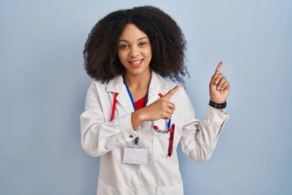 Junge Afrikanisch Amerikanische Frau Arztuniform Und Stethoskop Lächelt Und Blickt — Stockfoto