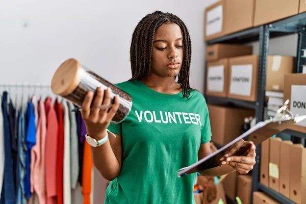 Genç Afro Amerikan Kadın Gönüllü Üniforması Giyiyor Yardım Merkezinde Elinde — Stok fotoğraf
