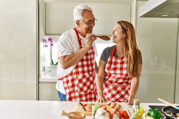 Casal Hispânico Meia Idade Sorrindo Cozinha Feliz Refeição Saborosa Cozinha — Fotografia de Stock