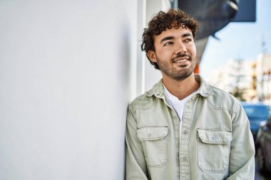 Yakışıklı, sakallı, güneşli bir günde mutlu bir şekilde gülümseyen bir İspanyol.