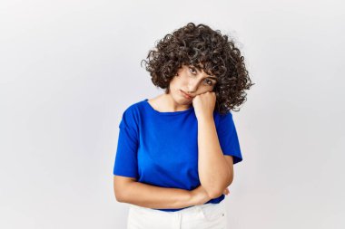 Ortadoğulu genç bir kadın izole bir geçmişin başında durarak kollarını kavuşturarak depresyon sorunlarından sıkılmış ve yorgun göründüğünü düşünüyor.. 