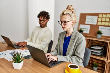 Ofiste çalışan ve casusluk yapan bir iş ortağı..